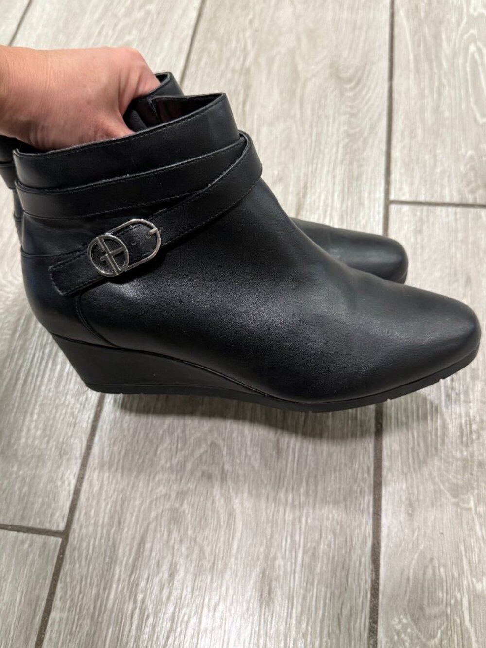 Giani Bernini Black "Cherub" Buckle Wedge Ankle Booties Size 9W - Picture 5 of 8
